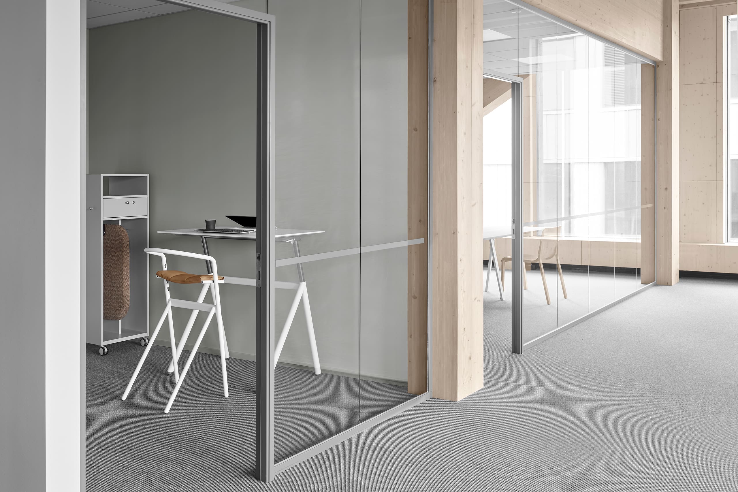 DESK_96x62cm_white_CHOICE_small_office_landscape StandUp DESK, CHOICE och HANGER i kontorsmiljö